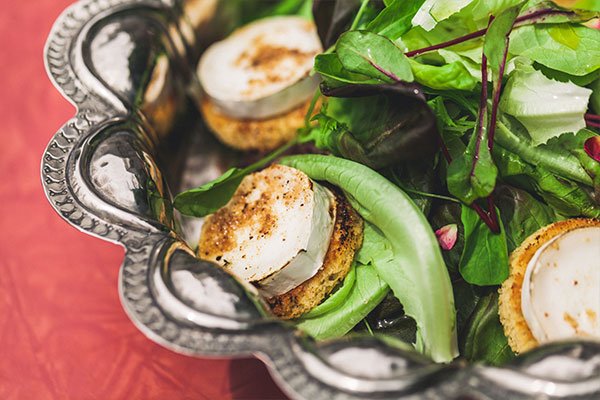 Salada de verdes com queijo de cabra quente