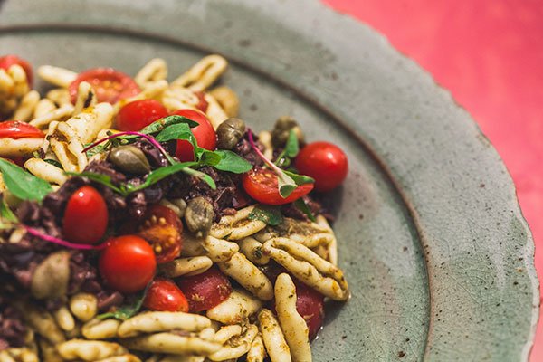 Massa curta com molho mediterrâneo cru