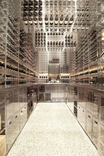 Adega moderna da Butler Armsden Arquitetos. Ambiente exclusivo para garrafas em suportes de vidro e design metálico.
