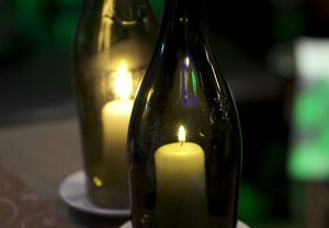 Garrafas de vinho com vela