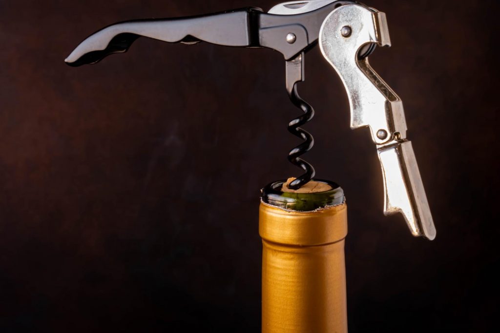 Como abrir vinho com abridor sommelier